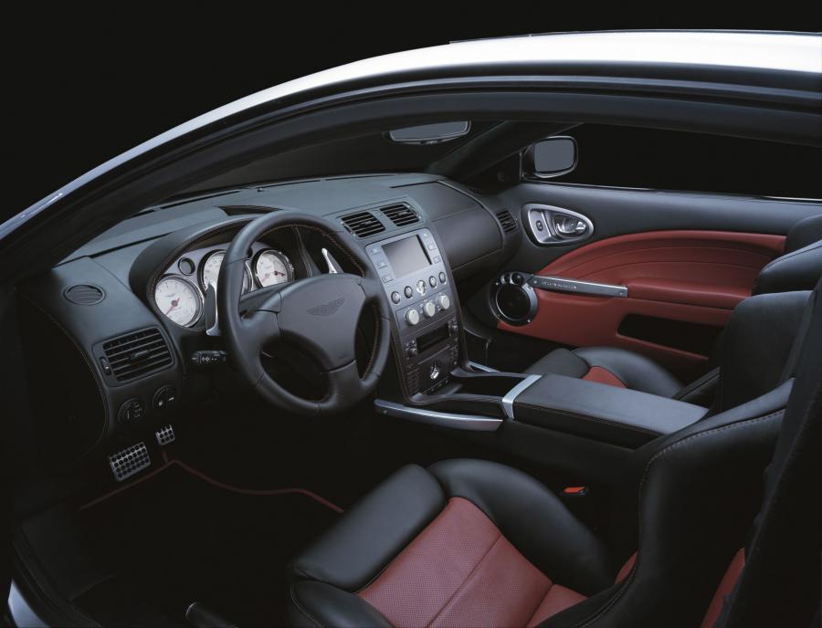 Интерьер Aston Martin V12 Vanquish S 2004 года  (WW) (фото 3 из 16)